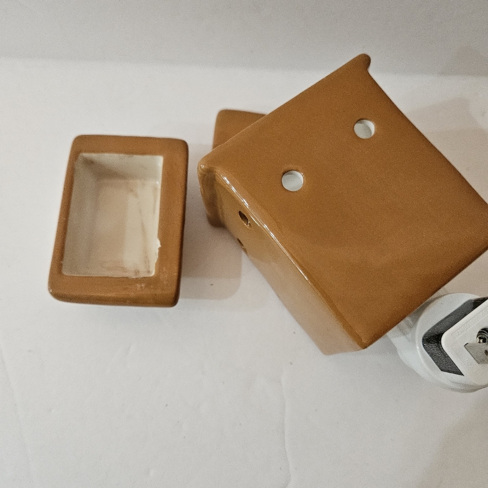 Wax Warmer Gingerbread House    Plug- in- Nightlight - Picture 6 of 10